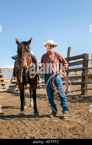 Usa, Kalifornien, Mammut, ein Cowboy steht neben seinem Pferd auf tatum Ranch in Bischof Stockfoto