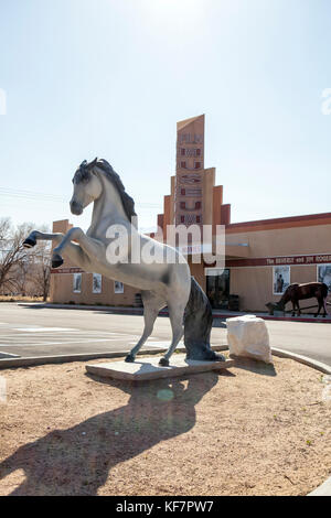 Usa, Kalifornien, Mammut, außerhalb der Film History Museum in Lone Pine Stockfoto