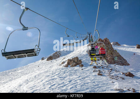 Usa, Kalifornien, Mammut, Gruppen von Individuen Stapel auf und geduldig mit dem Sessellift auf den Gipfel des Ausführen um die Mammoth Ski Resort fahren Stockfoto