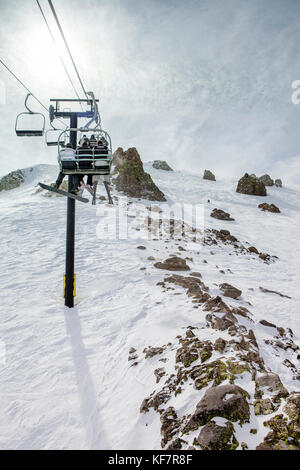 Usa, Kalifornien, Mammut, Gruppen von Individuen Stapel auf und geduldig mit dem Sessellift auf den Gipfel des Ausführen um die Mammoth Ski Resort fahren Stockfoto