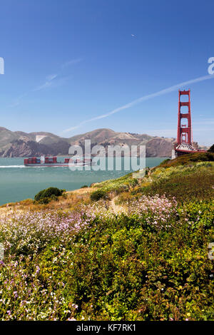 USA, Kalifornien, San Francisco, ein Blick auf die Golden Gate Bridge aus dem südlichen Ende, ein Containerschiff bereitet unter übergeben Stockfoto