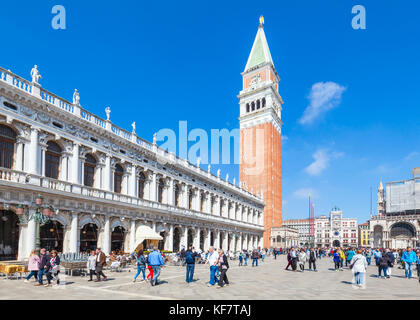 Venedig Italien Venedig besetzt Massen von Touristen, die in Venedig, Riva degli Schiavoni Promenade in der Nähe von Dogenpalast und Campanile Venedig Italien EU Europa Stockfoto