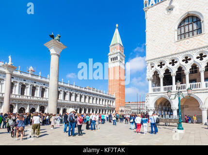 Venedig Italien Venedig besetzt Massen von Touristen, die in Venedig, Riva degli Schiavoni Promenade in der Nähe von Dogenpalast und Campanile Venedig Italien EU Europa Stockfoto