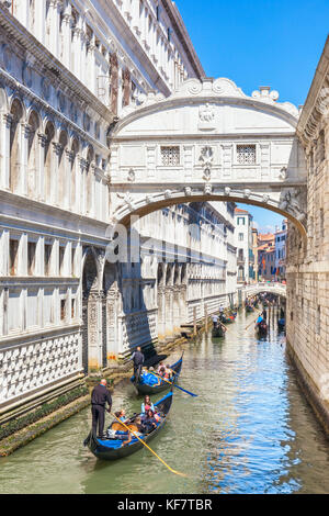 Venedig Italien Venedig Gondoliere mit Touristen in einer Gondel unter der Seufzerbrücke Ponte dei Sospiri auf dem Rio di Palazzo Venedig Italien Europa Stockfoto