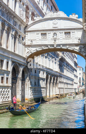 Venedig Italien Venedig Gondoliere mit Touristen in einer Gondel unter der Seufzerbrücke Ponte dei Sospiri auf dem Rio di Palazzo Venedig Italien Europa Stockfoto