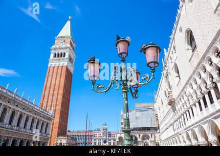 Venedig Italien Venedig Campanile di San Marco St Marks Campanile Dogen Palast Palazzo Ducale und venezianischen Lamp Post Venedig EU Europa Stockfoto