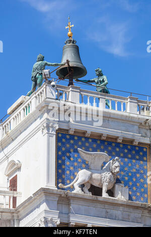 Venedig Italien Venedig der geflügelte Löwe symbol Giebel Ecke Dach der Saint Mark's Basilika Basilika di San Marco Basilika Markusplatz Venedig Italien EU Europa Stockfoto