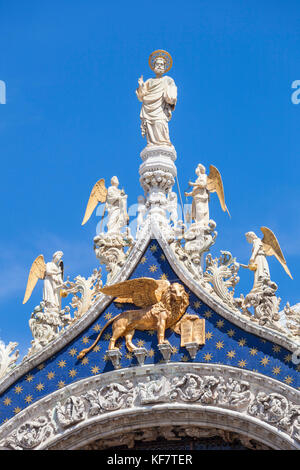 Venedig Italien Venedig der geflügelte Löwe Symbol von Venedig auf satteldach von Saint Mark's Basilika Basilika di San Marco Piazza San Marco Venedig Italien Europa Stockfoto