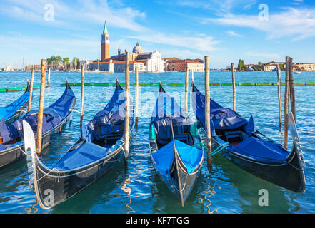 Italien Venedig Italien günstig Gondeln auf dem Canal Grande Venedig gegenüber der Insel San Giorgio Maggiore Venedig Italien eu Europa Stockfoto