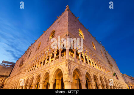 Venedig Italien Venedig der Dogen Palast bei Nacht Palazzo Ducale in der Nacht Markusplatz Piazza San Marco Venedig Italien EU Europa Stockfoto