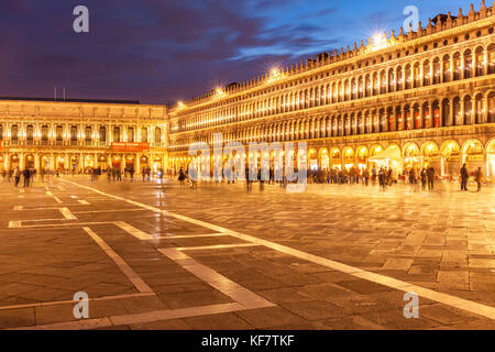 Venedig Italien Venedig Ansicht der Procuratie Vecchie Seite Cafés und Restaurants in St.Mark's Platz Piazza San Marco in der Nacht Venedig Italien EU Europa Stockfoto