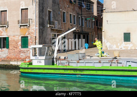 Venedig Italien Venedig sammeln Müll Müll Müll aus Häuser in der Nähe des Venice arsenal Venezianische Arsenal Arsenale Di Venezia Venedig Italien EU Europa Stockfoto