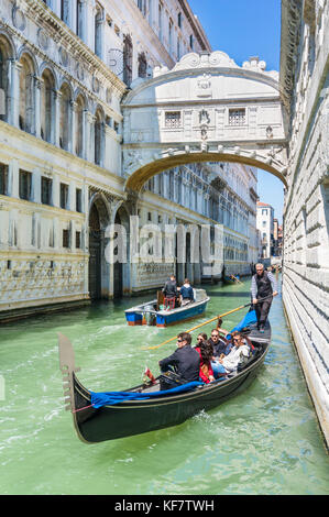 Venedig Italien Venedig Gondoliere mit Touristen in einer Gondel unter der Seufzerbrücke Ponte dei Sospiri auf dem Rio di Palazzo Venedig Italien Europa Stockfoto