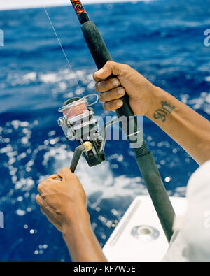 Usa, Florida, Mann reeling Angelrute, Nahaufnahme, islamorada Stockfoto