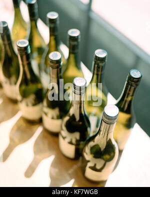 FRANKREICH, Chablis, Burgund, Weinflaschen im Fenster, erhöhte Aussicht, Laroche Restaurant Stockfoto