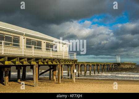 Das Claremont Pier am Strand von Lowestoft an der Küste von Suffolk an einem sonnigen und doch bewölkten Tag. Stockfoto