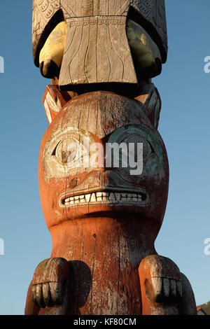 Usa, Alaska, Sitka, Details einer alten Totem Pole, die im Zentrum der Stadt am Rande von Sitka Hafen steht Stockfoto