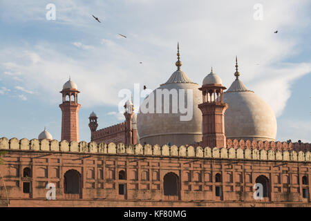 Des Kaisers - Badshahi Moschee Masjid in Lahore, Pakistan Kuppel mit Minaretten außen Stockfoto