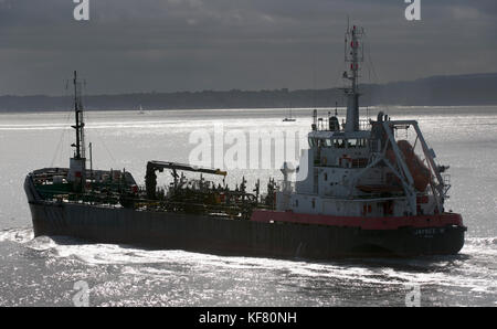 Öl Tankschiffe Jaynee W verlassen Portsmouth Harbour, Portsmouth, Hampshire, England, Großbritannien Stockfoto