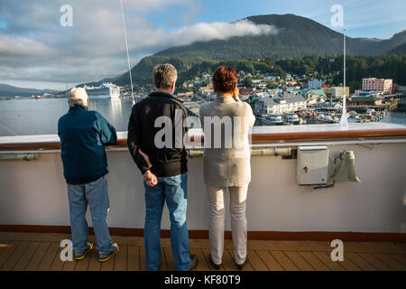 Usa, Alaska, Ketchikan, Passagiere nehmen Fotos wie Sie den Hafen von Ketchikan eingeben Stockfoto