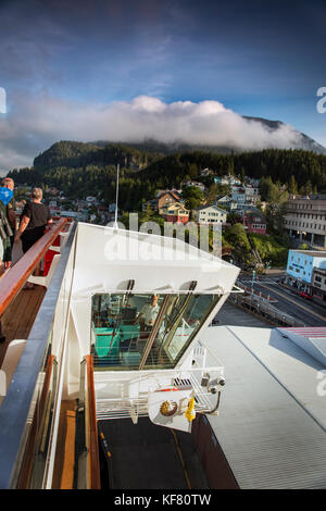 Usa, Alaska, Ketchikan, der Kapitän des Kreuzfahrtschiffes ms Oosterdam nach Eingabe der Hafen von Ketchikan Stockfoto