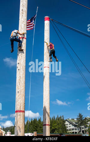 Usa, Alaska, Ketchikan, zwei Männer Rennen an die Spitze während der Great Alaskan Holzfäller Show Stockfoto