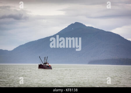 Usa, Alaska, Juneau, Fischerboot kehrt zum Hafen in Stephens passage Stockfoto