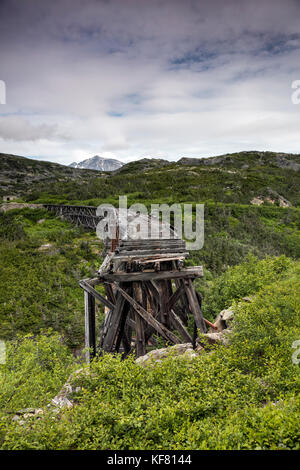 Usa, Alaska, Sitka, sceanic Ansichten von an Bord der White Pass & Yukon Route Railroad, die 450 Tonnen Sprengstoff und Zehntausende von thosands der Männer zu b nahm Stockfoto