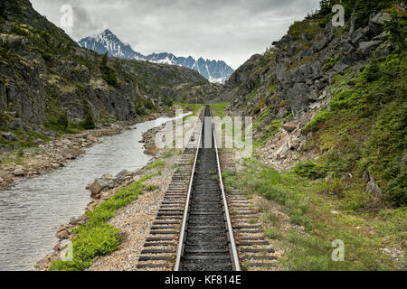 Usa, Alaska, Sitka, sceanic Ansichten von an Bord der White Pass & Yukon Route Railroad, die 450 Tonnen Sprengstoff und Zehntausende von thosands der Männer zu b nahm Stockfoto