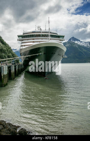 Usa Alaska, Sitka, der ms Oosterdam in Port in der Sitka Hafen, wo viele kommerzielle Fischereifahrzeuge, Erholung und Chartern von Schiffen vertäut sind Stockfoto