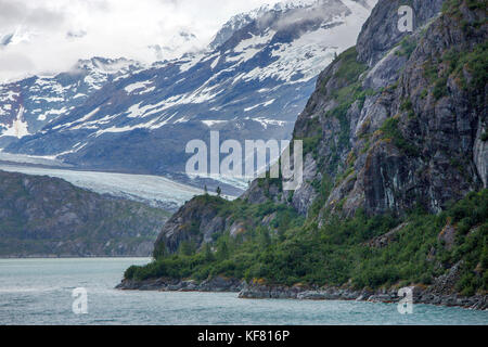Usa, Alaska, Glacier Bay, eine atemberaubende Aussicht auf schneebedeckte Berge und Buchten in der Umgebung Glacier Bay, von an Bord des Kreuzfahrtschiffes gesehen, Ms oosterda Stockfoto