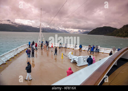 Usa, Alaska, Glacier Bay, Passagiere, die Wind und Wetter standhalten müssen einen Blick auf Johns Hopkins Gletscher in Johns Hopkins Einlass zu erhalten, während sie an Bord der Kreuzfahrt Stockfoto