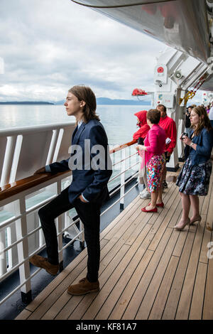 Usa, Alaska, Glacier Bay, Passagiere nehmen in der Ansicht, bevor Sie zum Abendessen an Bord der ms Oosterdam Stockfoto