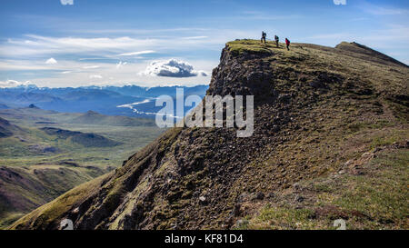 Usa, Alaska, Denali, Denali Nationalpark, Einzelpersonen um die alaskische backcountry mit erfahrenen lokalen Naturforscher Jeffery ottners während erkunden Stockfoto