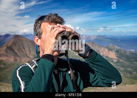 Usa, Alaska, Denali, Denali Nationalpark, Wanderführer und lokalen Naturforscher Jeffery ottmers, erklärt die Flora und Fauna und lehrt die Teilnehmer Stockfoto