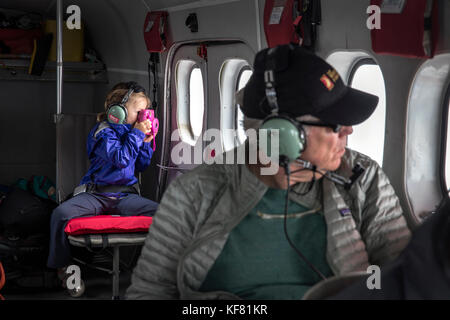 Usa, Alaska, Anchorage, Laden rostet Flying Service Wasserflugzeug von Anchorage Bay redoubt Stockfoto