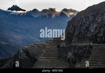 Menschen zu Fuß auf den Terrassen der pumatallis, alten Inka Festung und Berge in Wolken, das heilige Tal, Ollantaytambo, Peru Stockfoto