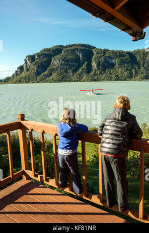 Usa, Alaska, redoute Bay, Big River Lake, zwei Kinder mit einem Wasserflugzeug von redoubt Bucht Stockfoto