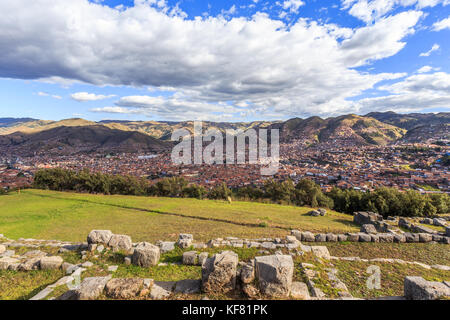 Red Roof Häuser von Cuzco Stadt im Tal und die Anden Panorama, Peru Stockfoto