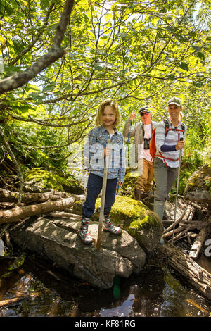 Usa, Alaska, redoute Bay, Big River Lake, Wandern auf den Bären Wege zu einem in der Nähe von See Stockfoto