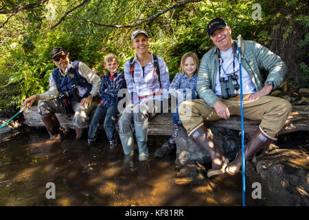 Usa, Alaska, redoute Bay, Big River Lake, Wandern auf den Bären Wege zu einem in der Nähe von See Stockfoto