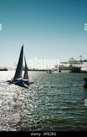 Usa, Kalifornien, Oakland, die Wharf am Jack London Square, San Francisco in der Ferne Stockfoto
