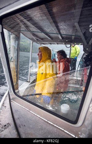 Kanada, Vancouver, British Columbia, Angeln für beschmutzt Garnelen in der Burrard Inlet, an Bord der Yacht organische Ozean Stockfoto