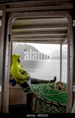 Kanada, Vancouver, British Columbia, Deck hand Peter chaucer zwischen Ziehen in beschmutzt Garnelen Töpfe auf dem Boot organische Ozean liegt Stockfoto