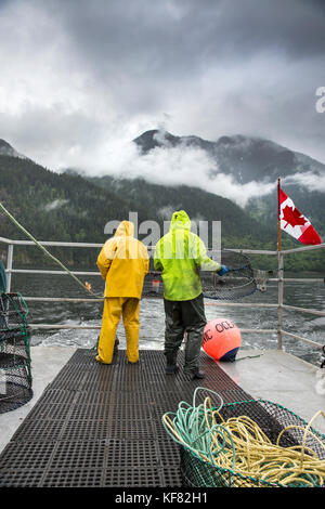 Kanada, Vancouver, British Columbia, eine Linie von spotted Garnelen Garnelen Töpfe in die Burrard Inlet Stockfoto