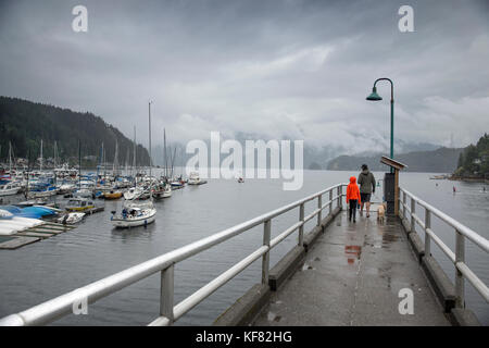 Kanada, Vancouver, British Columbia, Vater und Sohn gehen Sie mit Ihrem Hund auf dem Pier in Deep Cove, North Vancouver Stockfoto