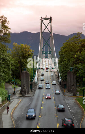 Kanada, Vancouver, British Columbia, Autos und Radfahrer fahren Sie über die erste verengt sich der Burrard Inlet über die Lions Gate Bridge Stockfoto