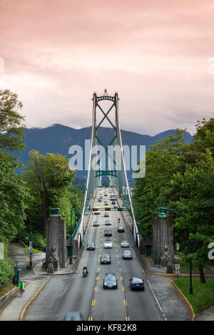 Kanada, Vancouver, British Columbia, Autos und Radfahrer fahren Sie über die erste verengt sich der Burrard Inlet über die Lions Gate Bridge Stockfoto