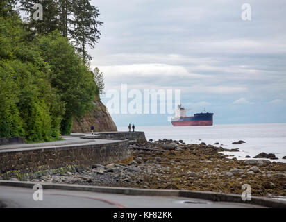 Kanada, Vancouver, British Columbia, Wanderer, Biker und Läufer erhalten Übung auf dem Weg rund um den Stanley Park, Prospect Point und das Burrard Inlet Stockfoto