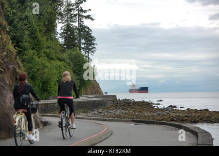 Kanada, Vancouver, British Columbia, Wanderer, Biker und Läufer erhalten Übung auf dem Weg rund um den Stanley Park, Prospect Point und das Burrard Inlet Stockfoto